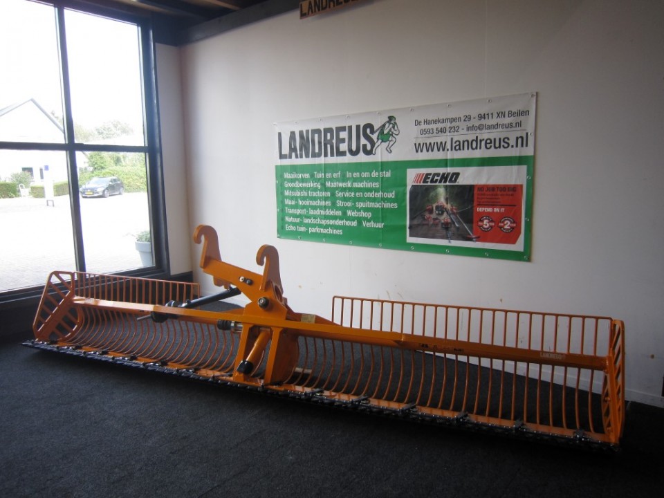 Maaikorf LMZ 4.40 met hekjes en 90 graden kantelkop 