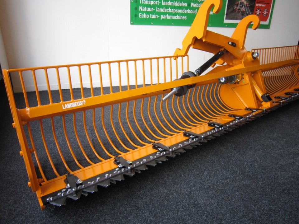 Maaikorf LMZ 4.40 met hekjes en 90 graden kantelkop 