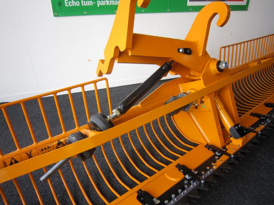 Maaikorf LMZ 4.40 met hekjes en 90 graden kantelkop 