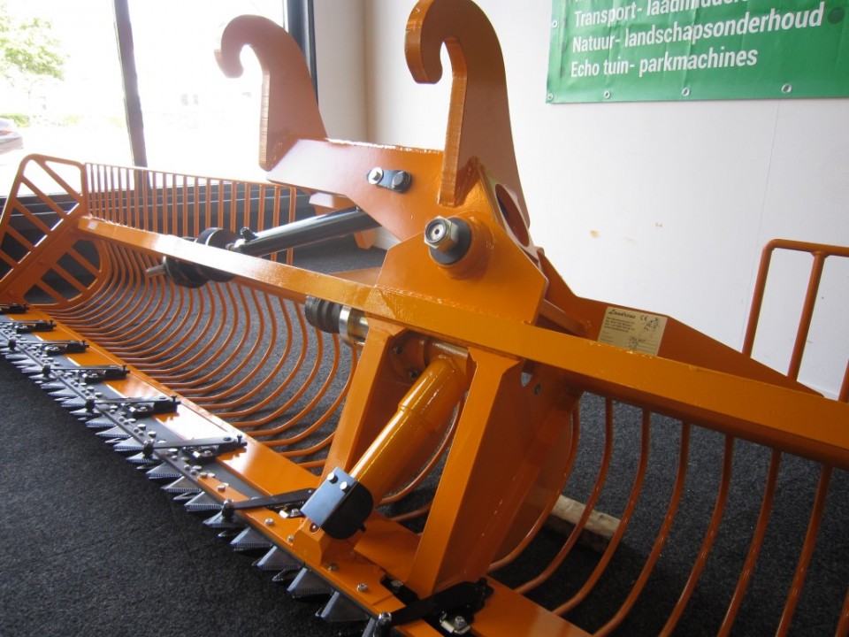 Maaikorf LMZ 4.40 met hekjes en 90 graden kantelkop 