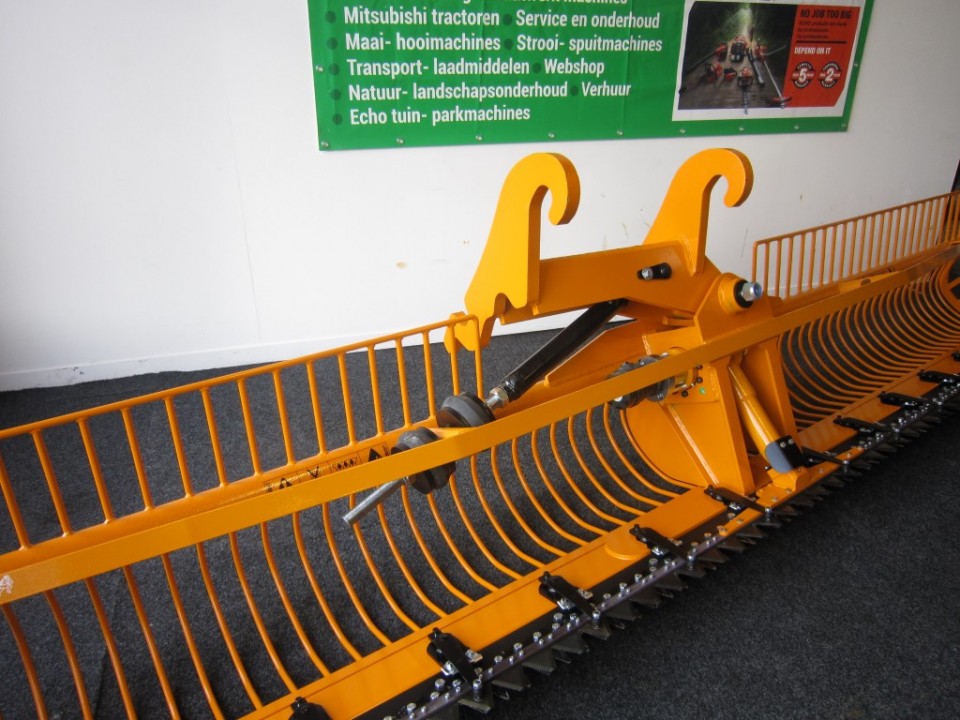 Maaikorf LMZ 4.40 met hekjes en 90 graden kantelkop 