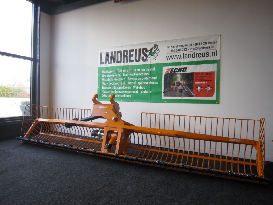 Maaikorf mini zwaar 4.00 Wide Body met hekjes en 90 graden kantelkop