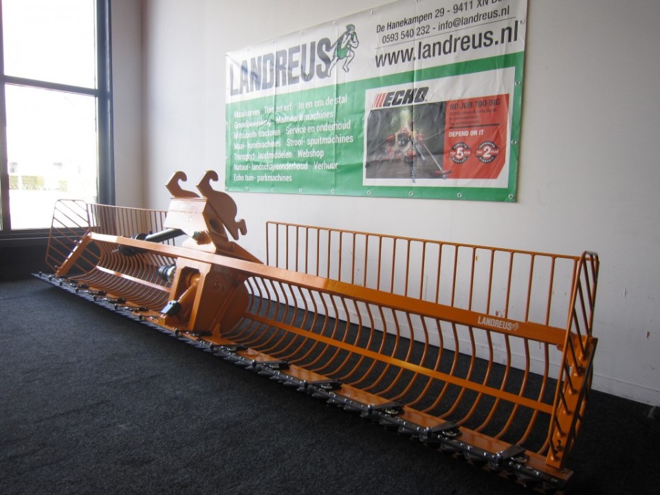 Maaikorf mini zwaar 4.00 Wide Body met hekjes en 90 graden kantelkop