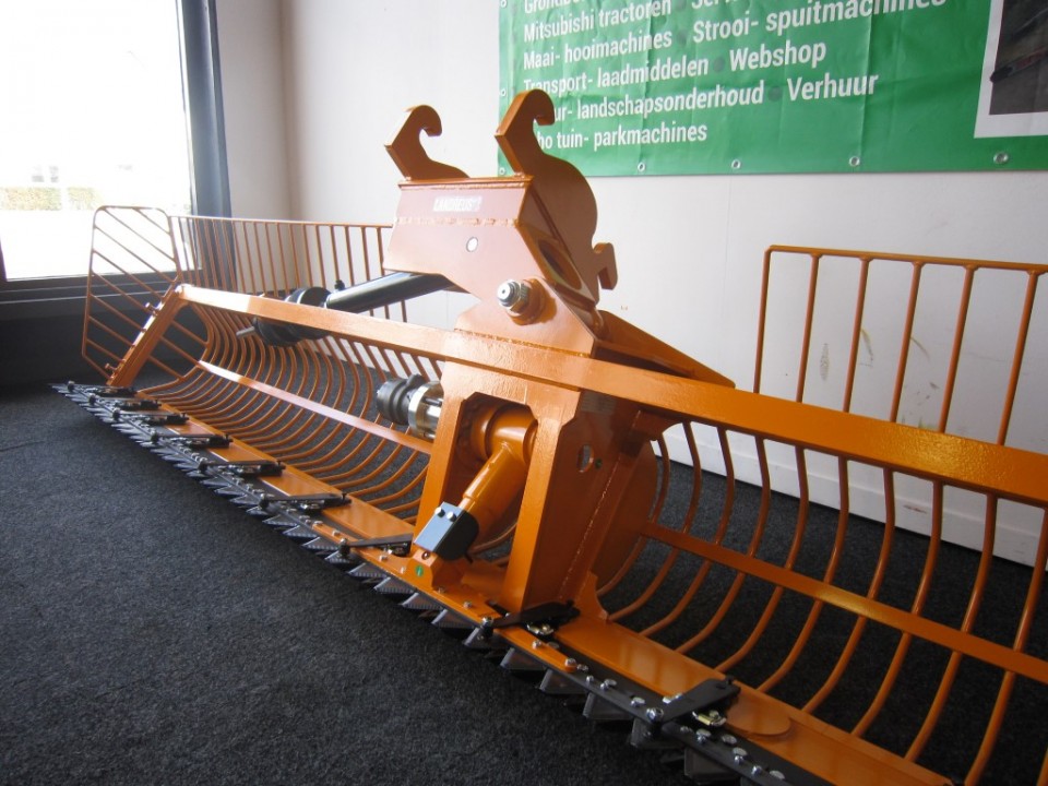 Maaikorf mini zwaar 4.00 Wide Body met hekjes en 90 graden kantelkop