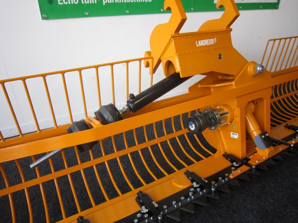 Maaikorf mini zwaar 4.00 Wide Body met hekjes en 90 graden kantelkop