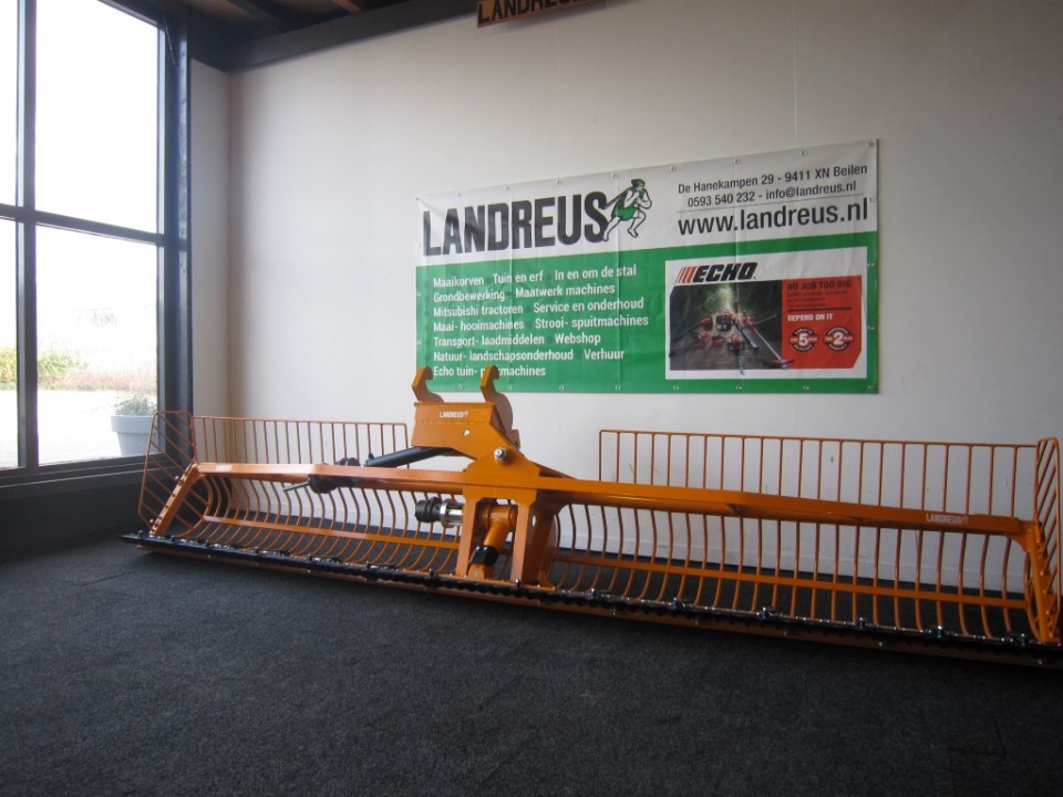 Maaikorf mini zwaar 4.00 Wide Body met hekjes en 90 graden kantelkop