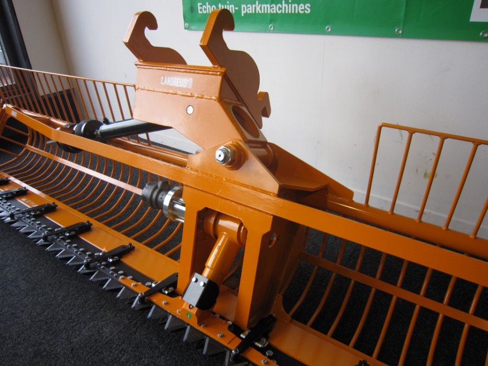 Maaikorf mini zwaar 4.00 Wide Body met hekjes en 90 graden kantelkop