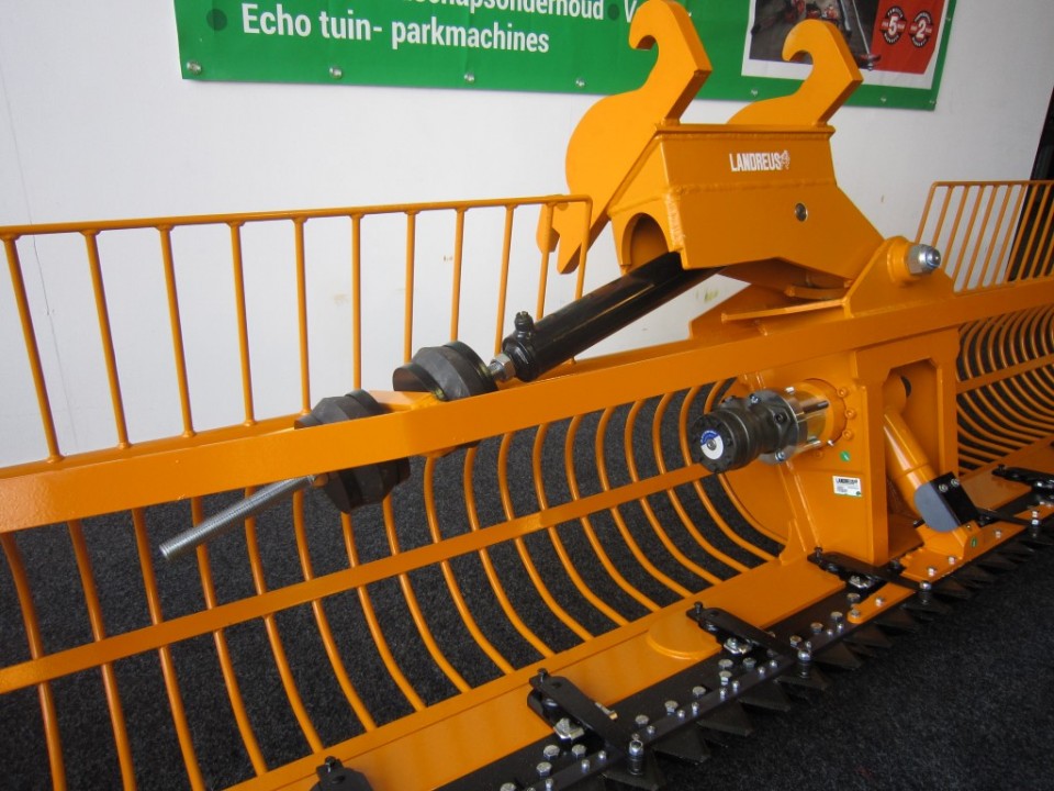 Maaikorf mini zwaar 4.00 Wide Body met hekjes en 90 graden kantelkop